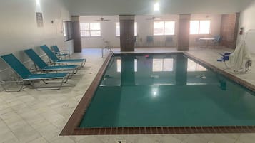 Piscina interna, funciona das 10h às 22h, espreguiçadeiras