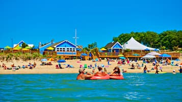 Privéstrand vlakbij, een strandbar, kajakken, roeien