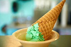 Lunch, dinner served; seafood, beach views 