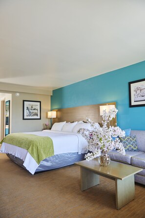 Safe på rommet, skrivebord, blendingsgardiner og strykejern/-brett