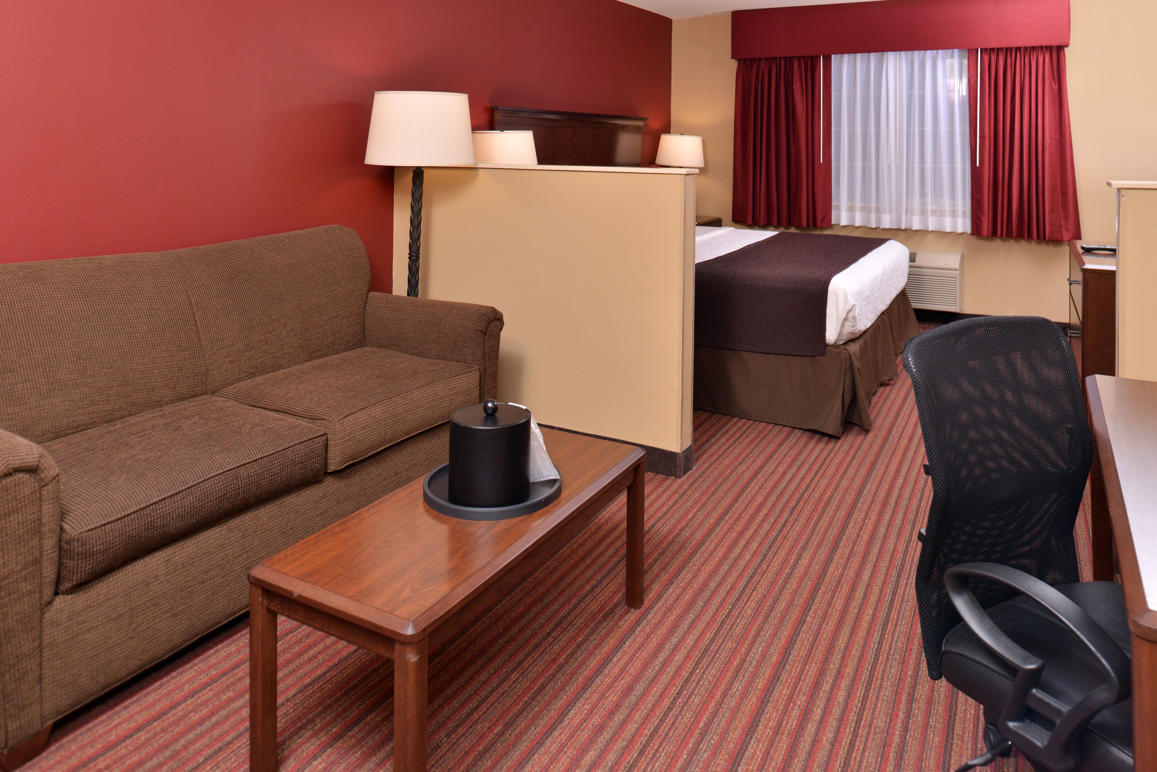 standard room, 1 king bed, accessible, non smoking (walk-in shower) | living area | 32-inch lcd tv with satellite channels, tv