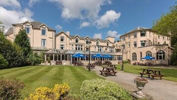 Breakfast and dinner served