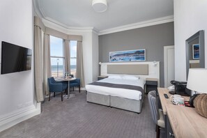 Habitación doble Premier, 1 cama King size, vista al lago | Caja de seguridad en la habitación, muebles diferentes y escritorio