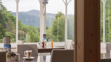 Breakfast and dinner served