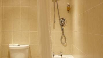 Un baño con bañera, inodoro y ducha.