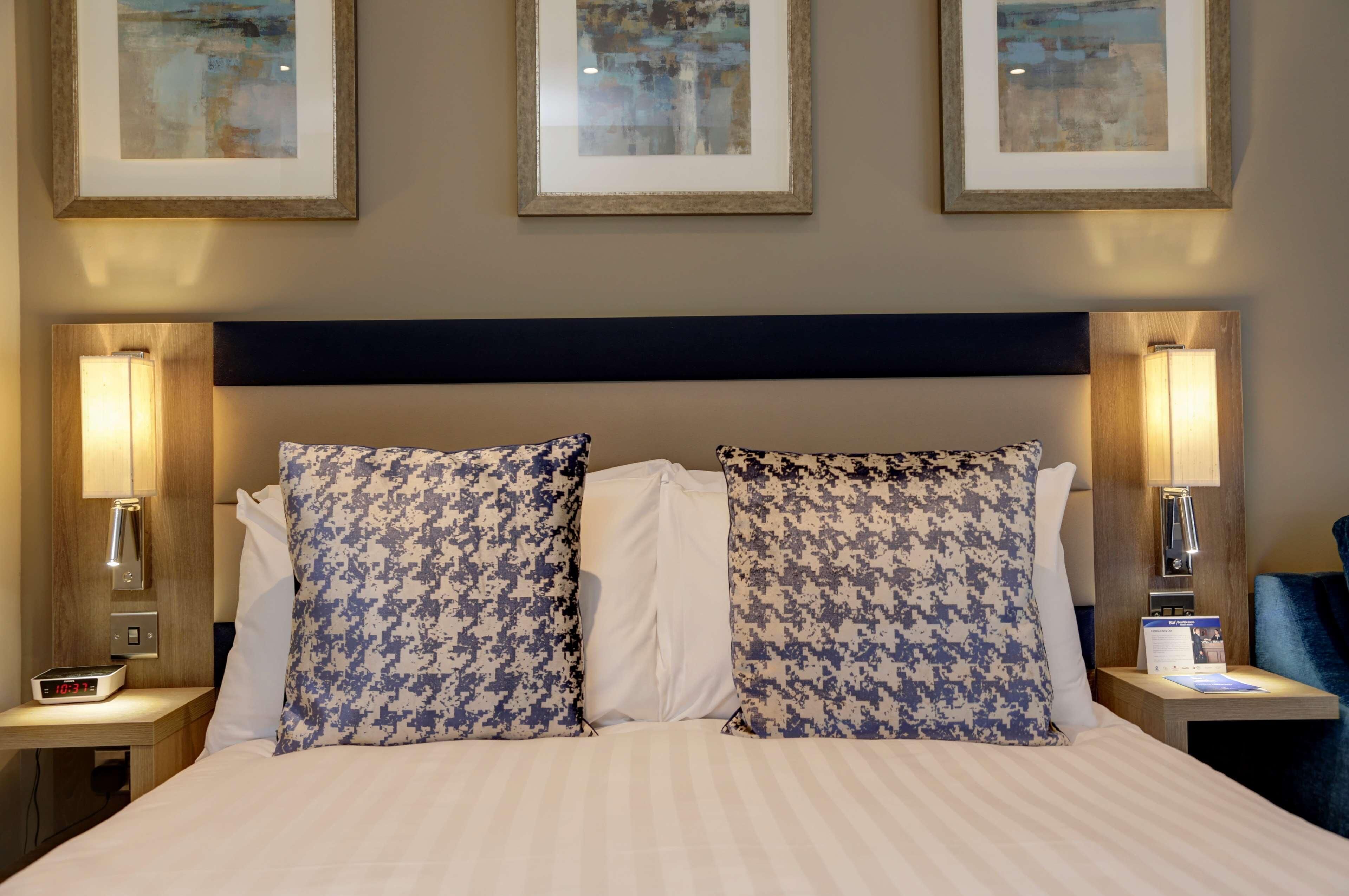 In-room safe, desk, laptop workspace, soundproofing