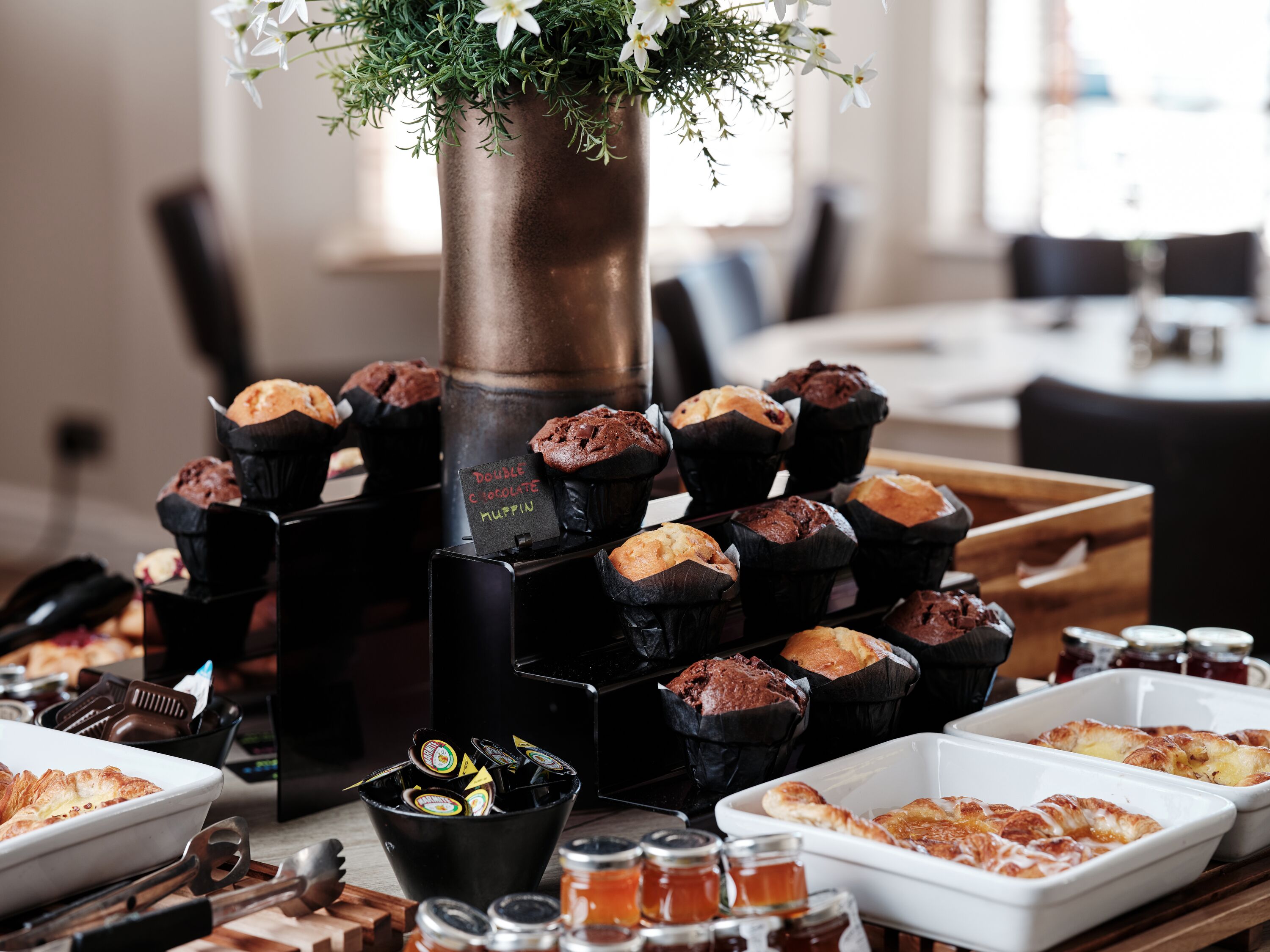 อาหารเช้าแบบบุฟเฟ่ต์ทุกวัน (GBP 16.95 ต่อคน)