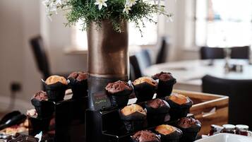 Tägliches Frühstücksbuffet (16.95 GBP pro Person)