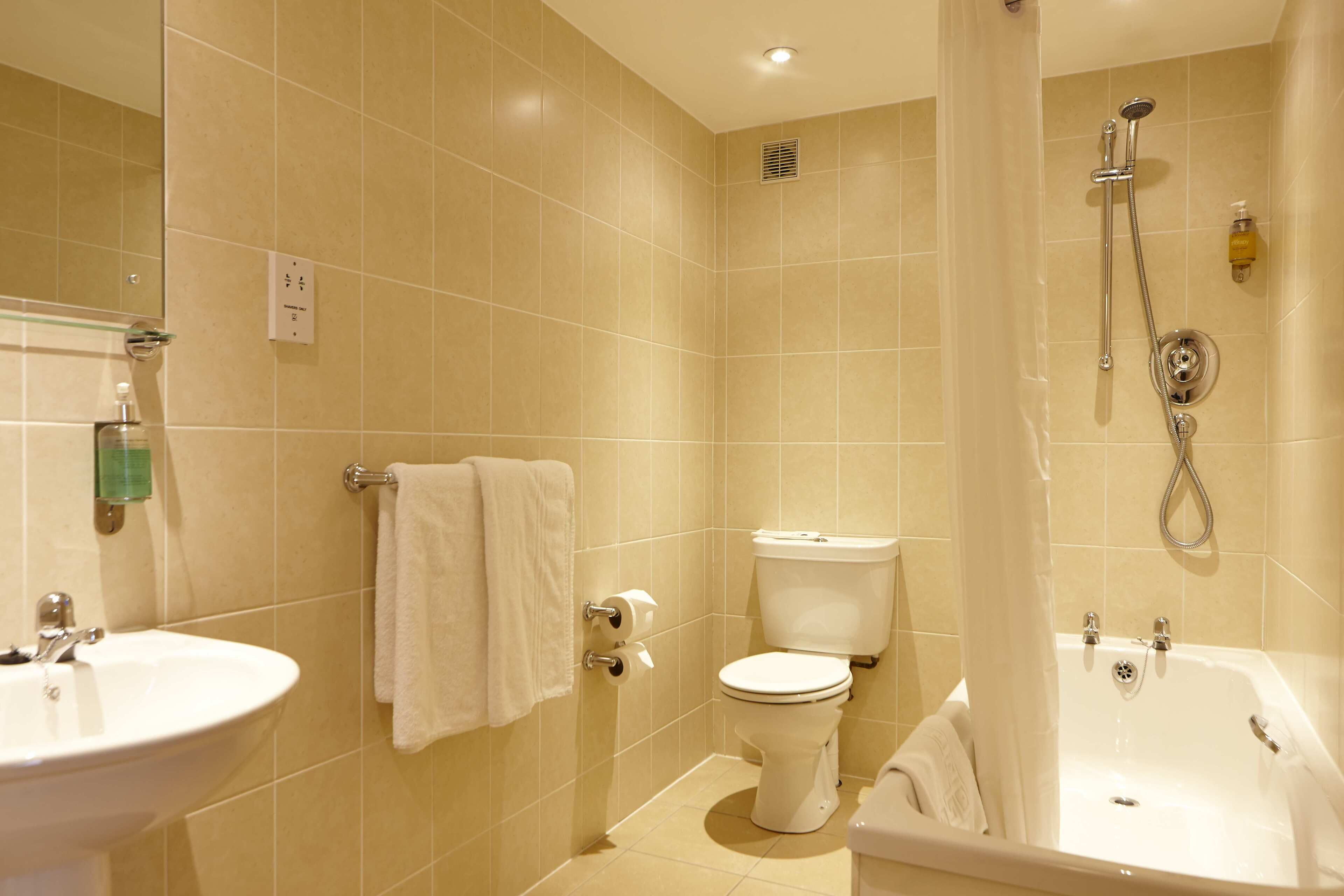 comfort room, 1 double bed, non smoking | bathroom | free toiletries, hair dryer, towels