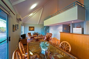 华丽套房, 多间卧室, 无烟房, 厨房 (3 Bedroom Deluxe Villa) | 起居区 | 平板电视