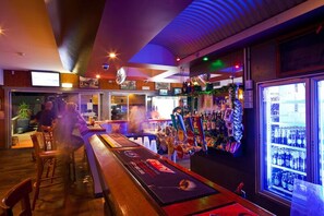 2 bars/lounges