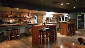 2 bars/lounges