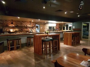 2 bars/lounges