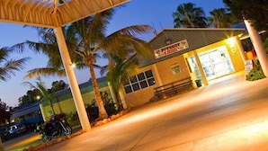 Entrada de un hotel con un toldo que dice "HOTEL RESORT".