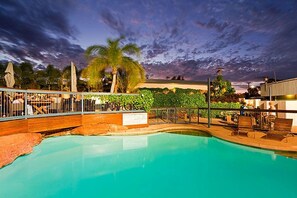 Bar en bord de piscine