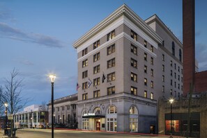 Ein historisches Hotel mit einer klassischen Fassade, mehreren Stockwerken und einem markanten Eingang.