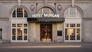 Exterior del Hotel Morgan, de estilo arquitectónico clásico, con ventanas en arco y una entrada destacada.