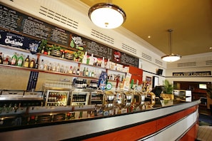 Serves lunch and dinner - Great Southern Hotel Sydney (Haymarket)