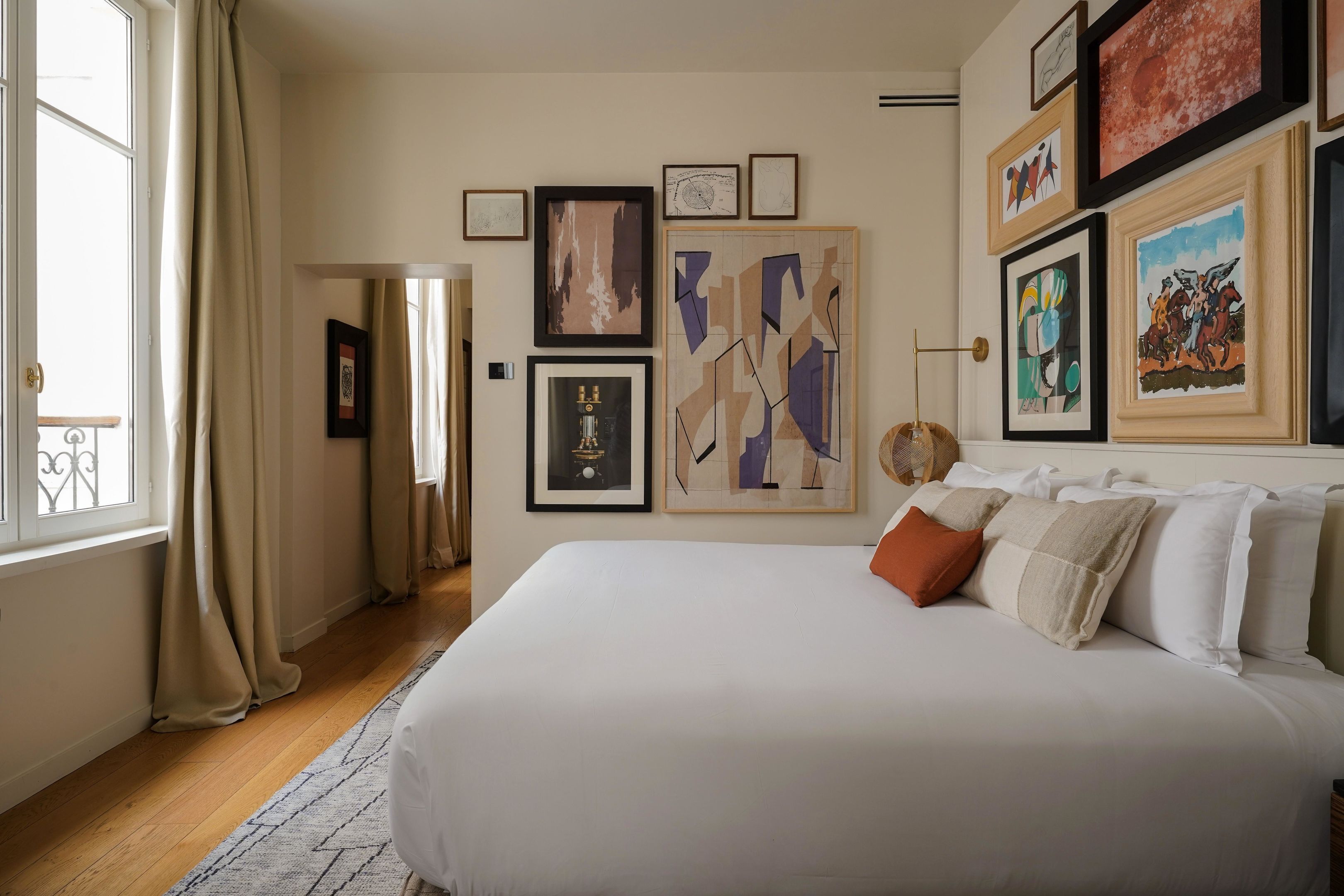 Safe på rommet, skrivebord og skrivebord for bærbar PC