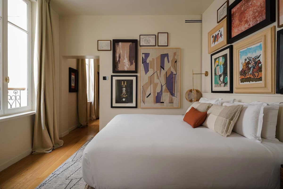 Safe på rommet, skrivebord og skrivebord for bærbar PC