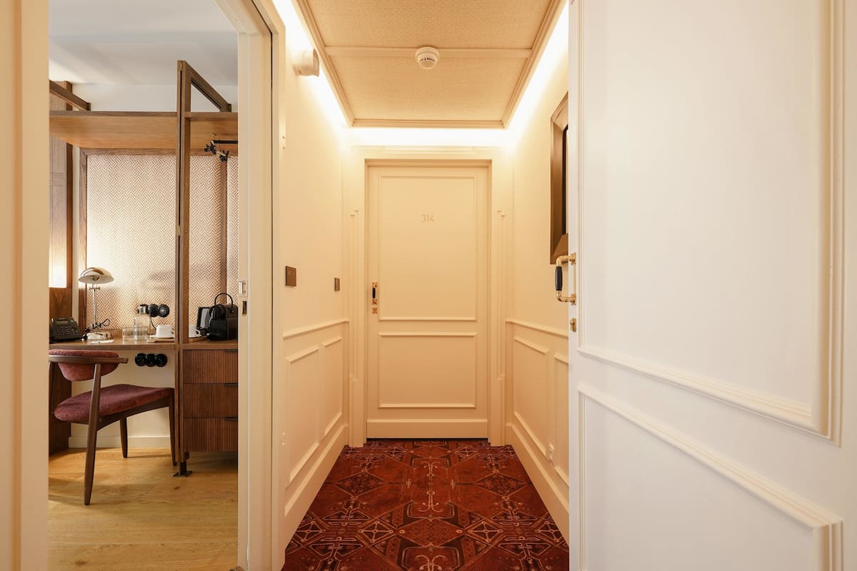 Peti besi dalam bilik, meja, ruang kerja komputer riba