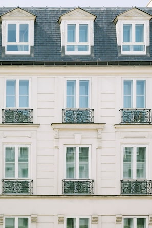 A multi-story building with white facades and dark roof tiles. - Hotel Pulitzer Paris (Paris)