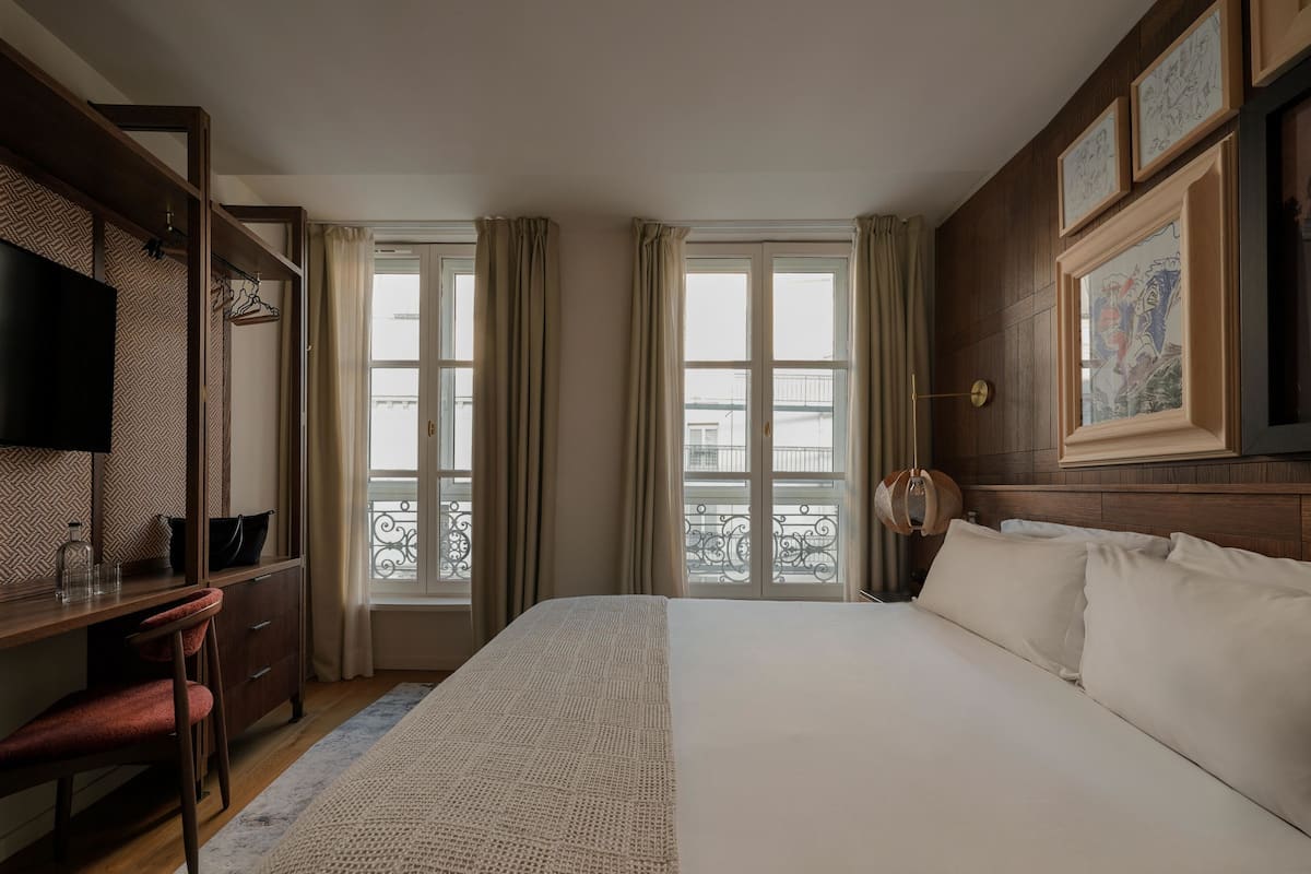 Safe på rommet, skrivebord og skrivebord for bærbar PC