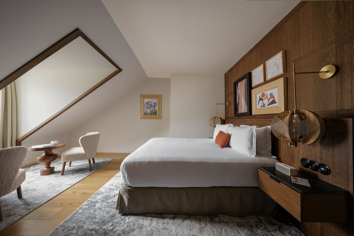 Peti besi dalam bilik, meja, ruang kerja komputer riba