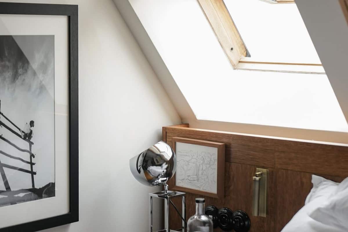 Single Room | Peti besi dalam bilik, meja, ruang kerja komputer riba