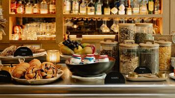 Se ofrece un desayuno bufé (22 EUR por persona)