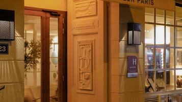 A hotel entrance with a sign reading "PULITZER PARIS".