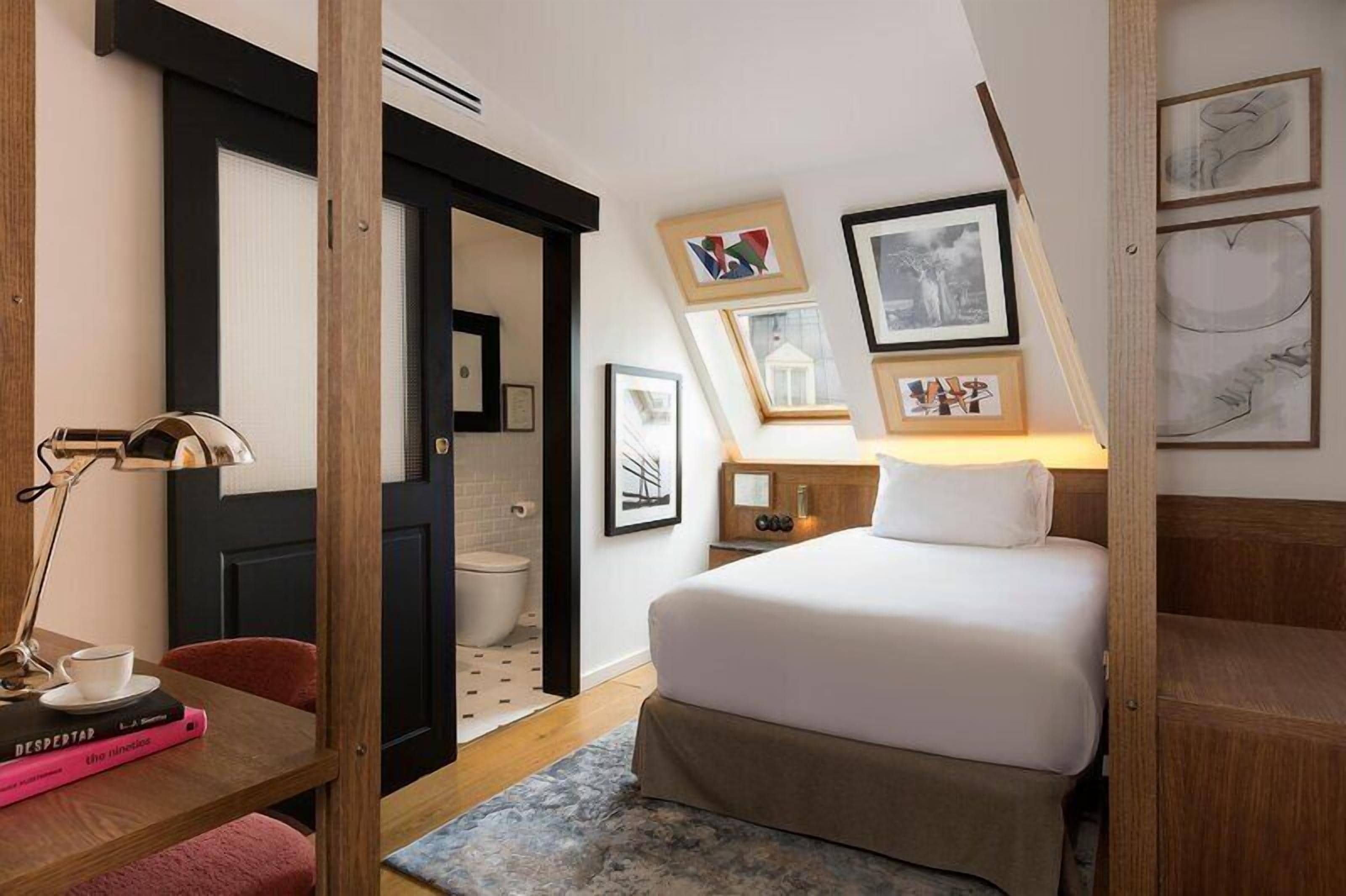 Single Room | In-room safe, desk, laptop workspace, blackout drapes