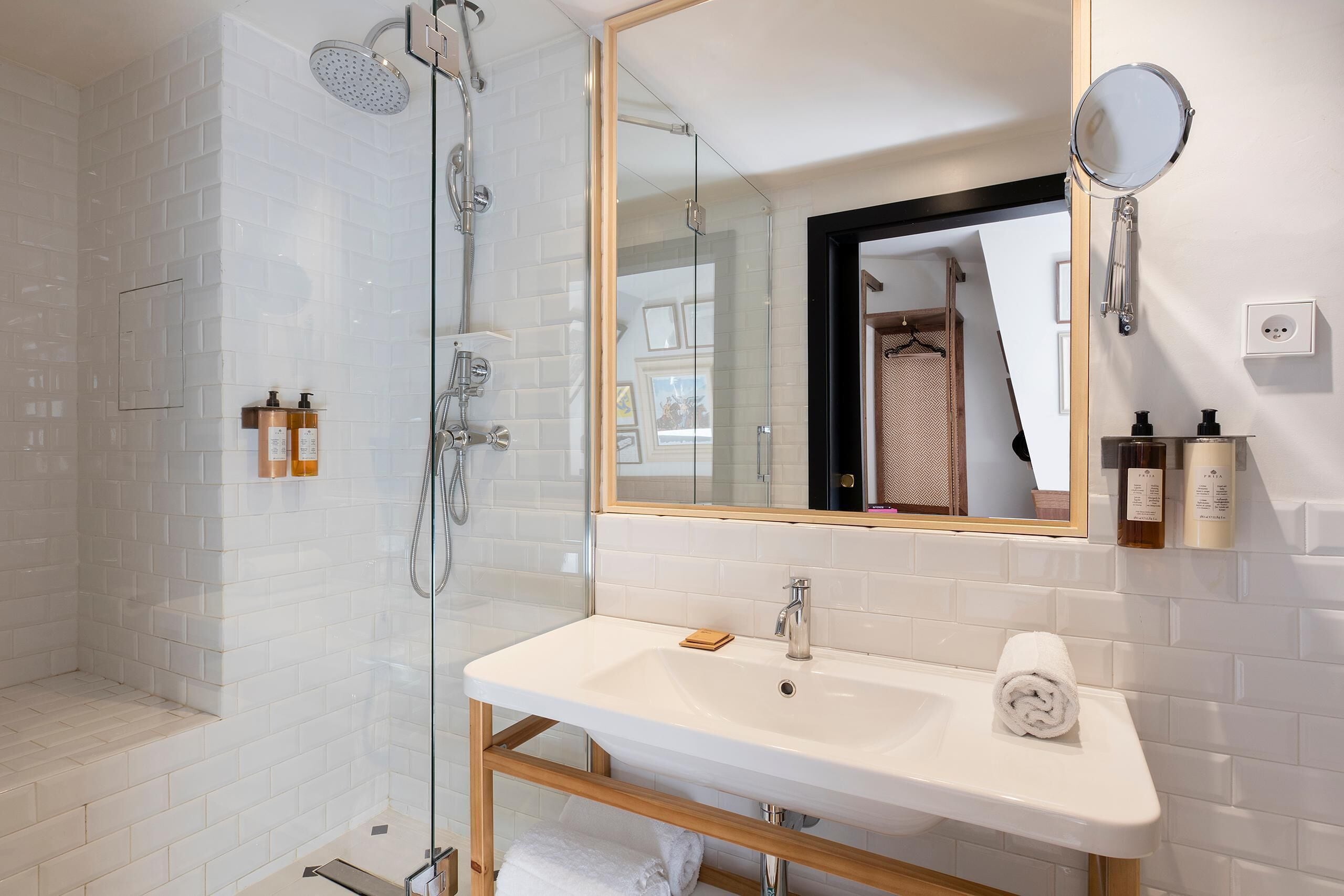 single room | bathroom | shower, rainfall showerhead, free toiletries, bathrobes