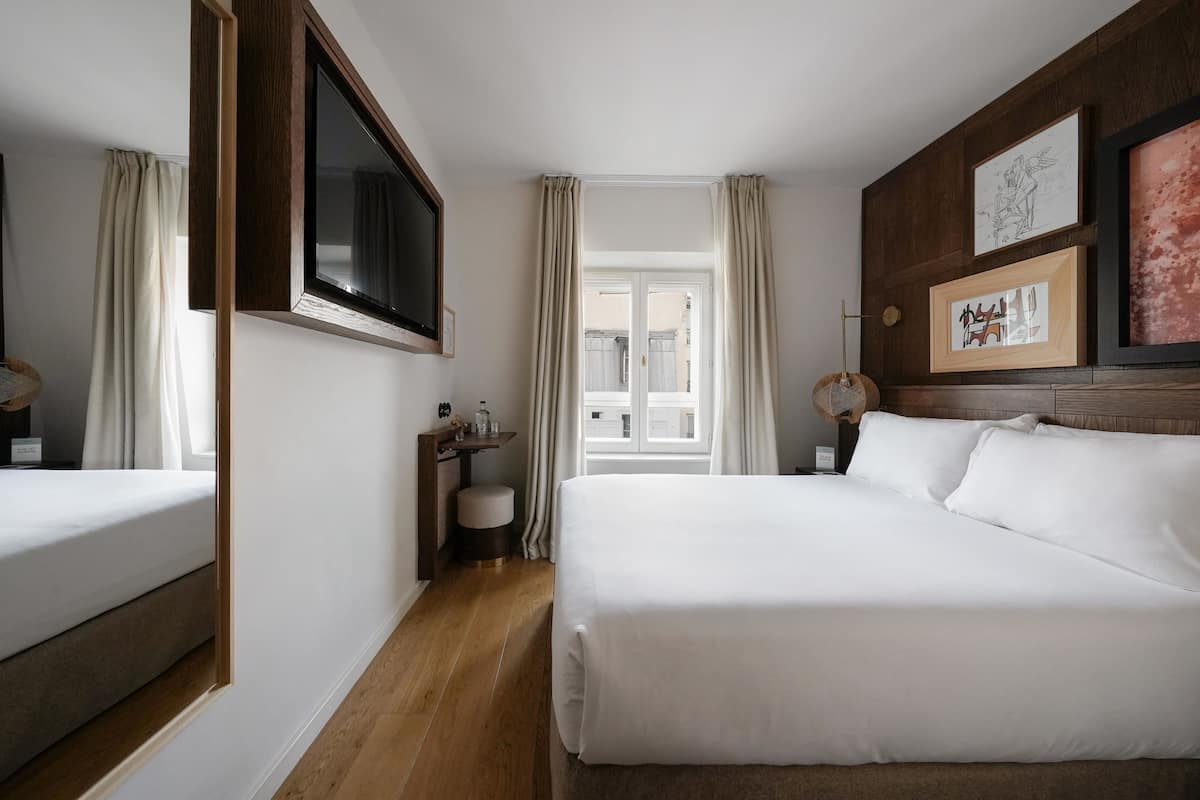 Safe på rommet, skrivebord og skrivebord for bærbar PC