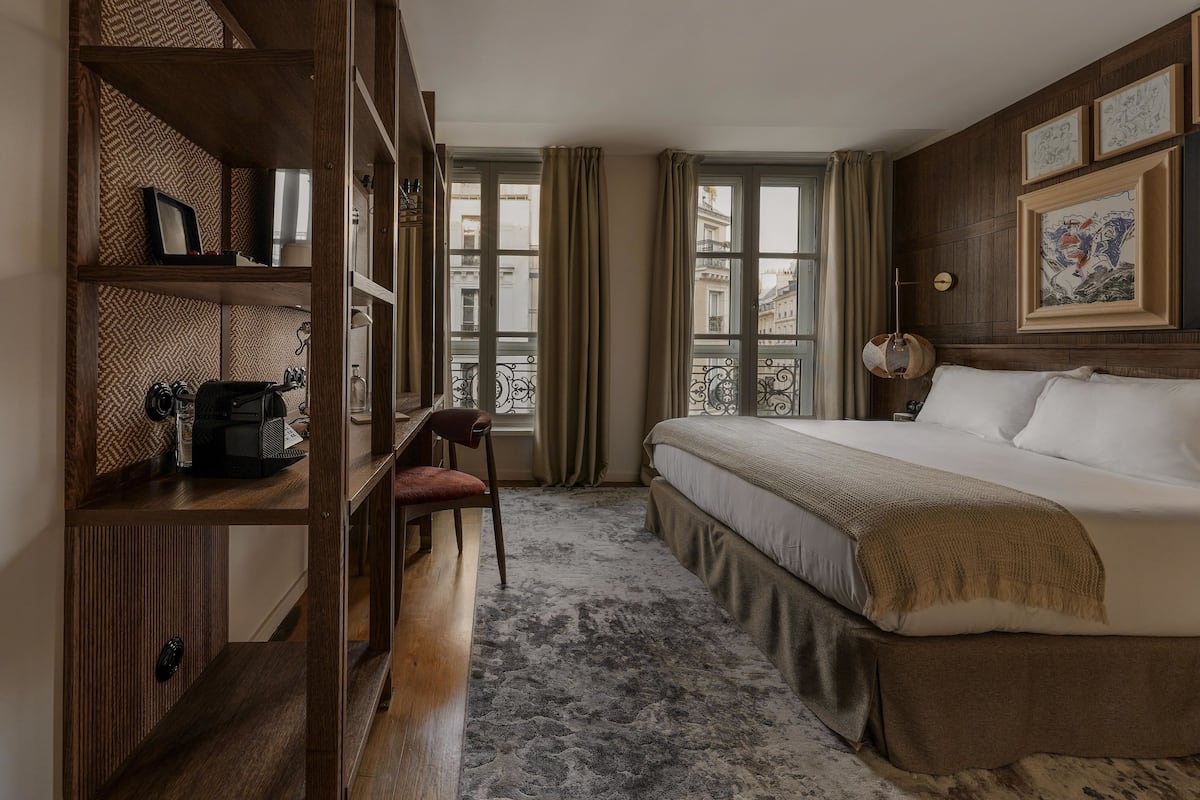 Peti besi dalam bilik, meja, ruang kerja komputer riba