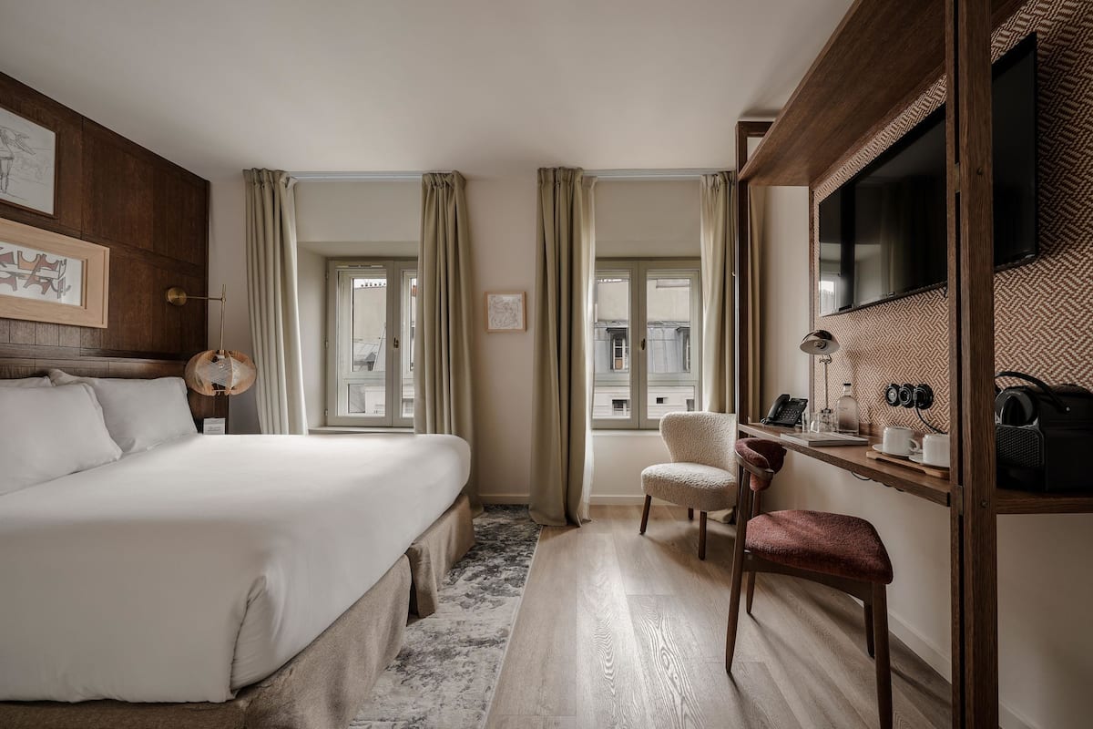 Safe på rommet, skrivebord og skrivebord for bærbar PC