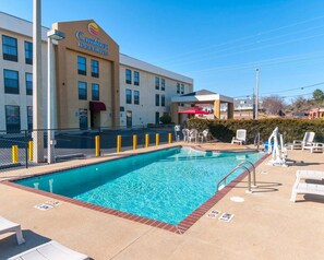 Seasonal outdoor pool, pool umbrellas, sun loungers