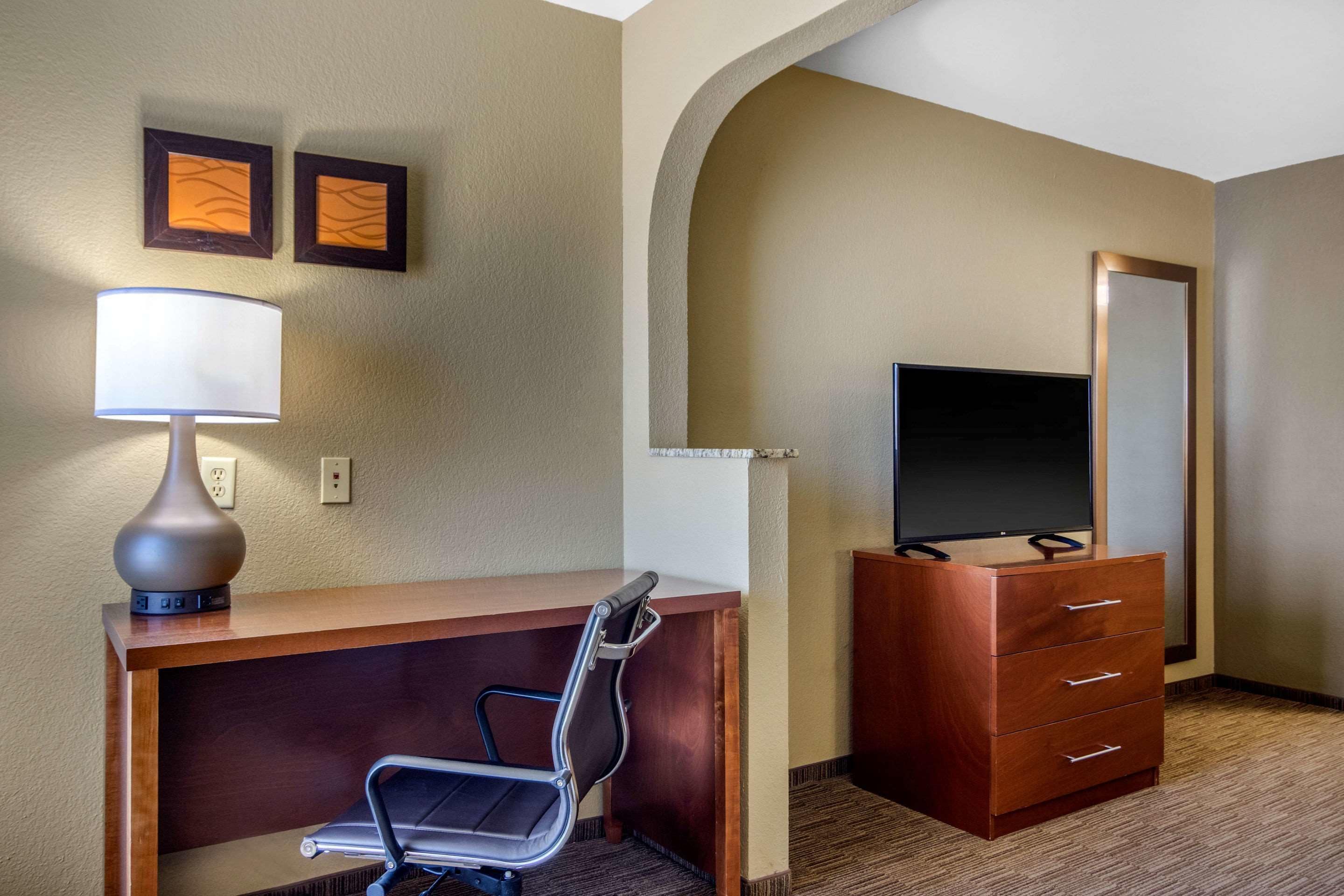 Premium bedding, down comforters, in-room safe, desk