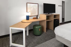 Chambre, 1 très grand lit | Bureau, espace de travail pour ordinateurs portables