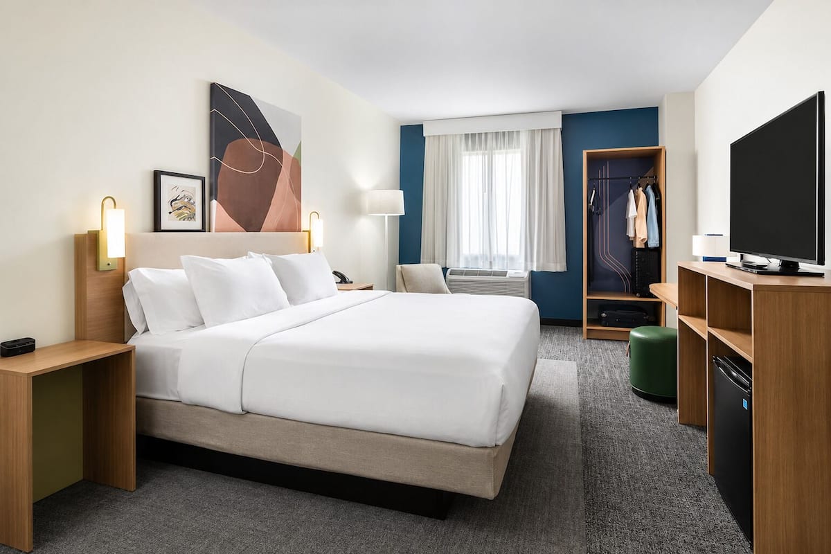 Room, 1 King Bed | Desk, laptop workspace, iron/ironing board, free WiFi