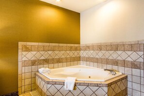 Suite, 1 King Bed with Sofa bed, Non Smoking, Hot Tub | Desk, laptop workspace, iron/ironing board, free cribs/infant beds - Comfort Suites Richmond (Richmond)