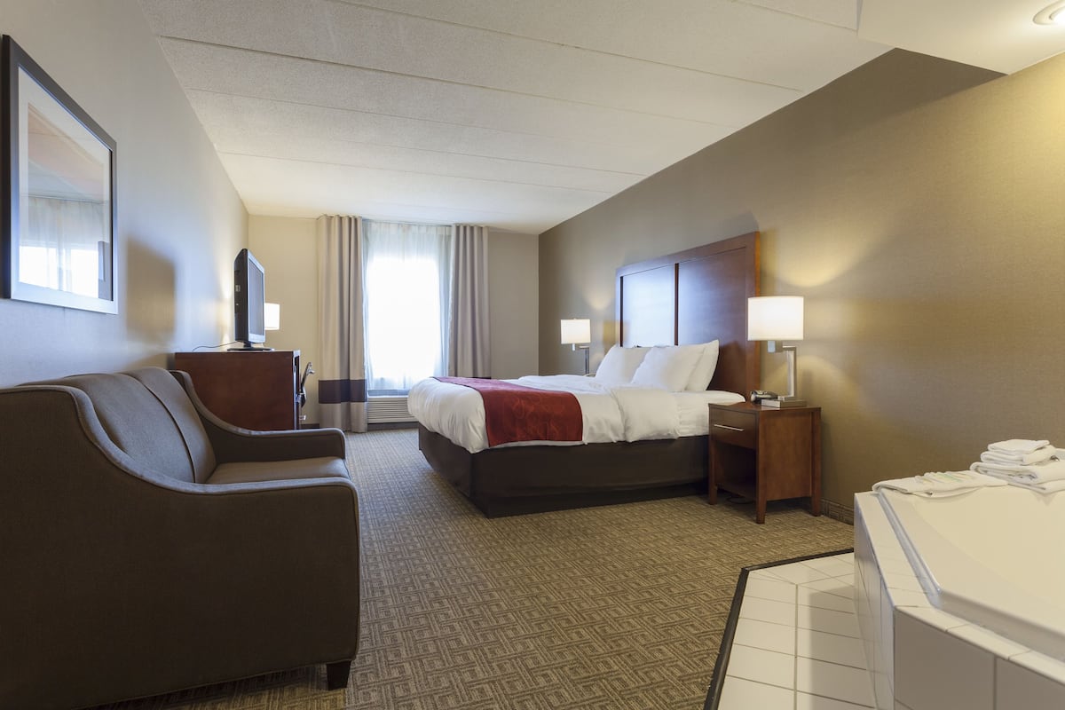 Suite, 1 King Bed with Sofa bed, Non Smoking, Hot Tub | Desk, laptop workspace, iron/ironing board, free cribs/infant beds