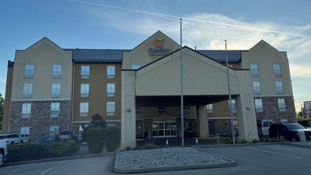 A hotel with a central entrance, multiple floors, and a parking lot. - Comfort Suites Richmond (Richmond)