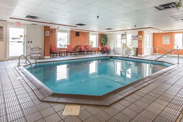 Indoor pool - Comfort Suites Richmond (Richmond)
