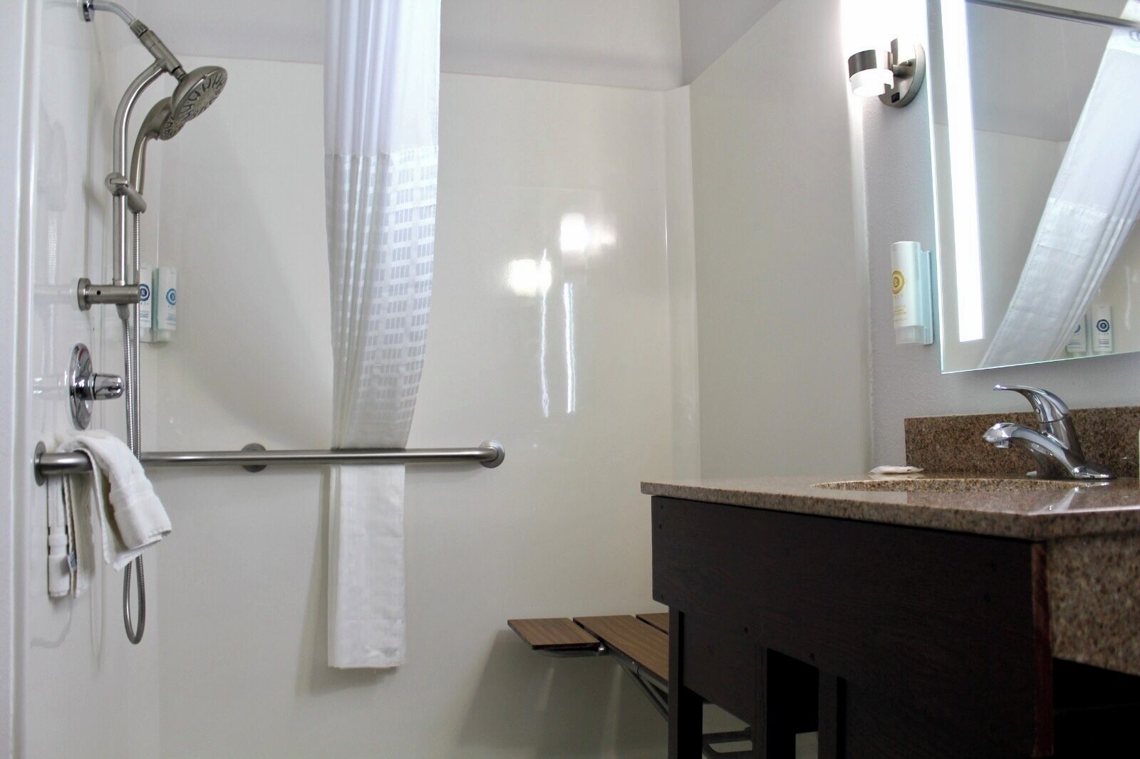 Vòi sen/bồn tắm kết hợp, đồ dùng nhà tắm miễn phí, máy sấy tóc 