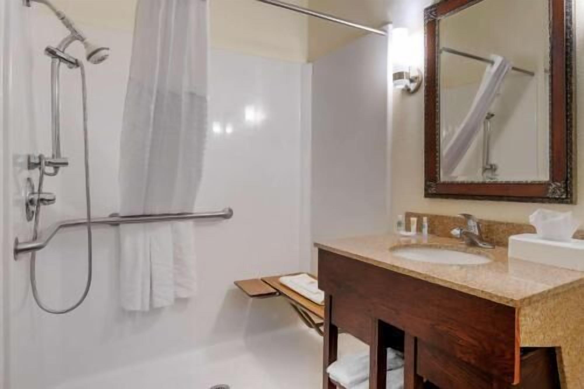 Baño | Tina con regadera, amenidades de baño gratuitas, secadora de cabello 