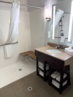 Suíte, 1 cama King e sofá-cama, acessível, para não fumantes | Banheiro | Chuveiro/banheira combinados, produtos de toalete grátis
