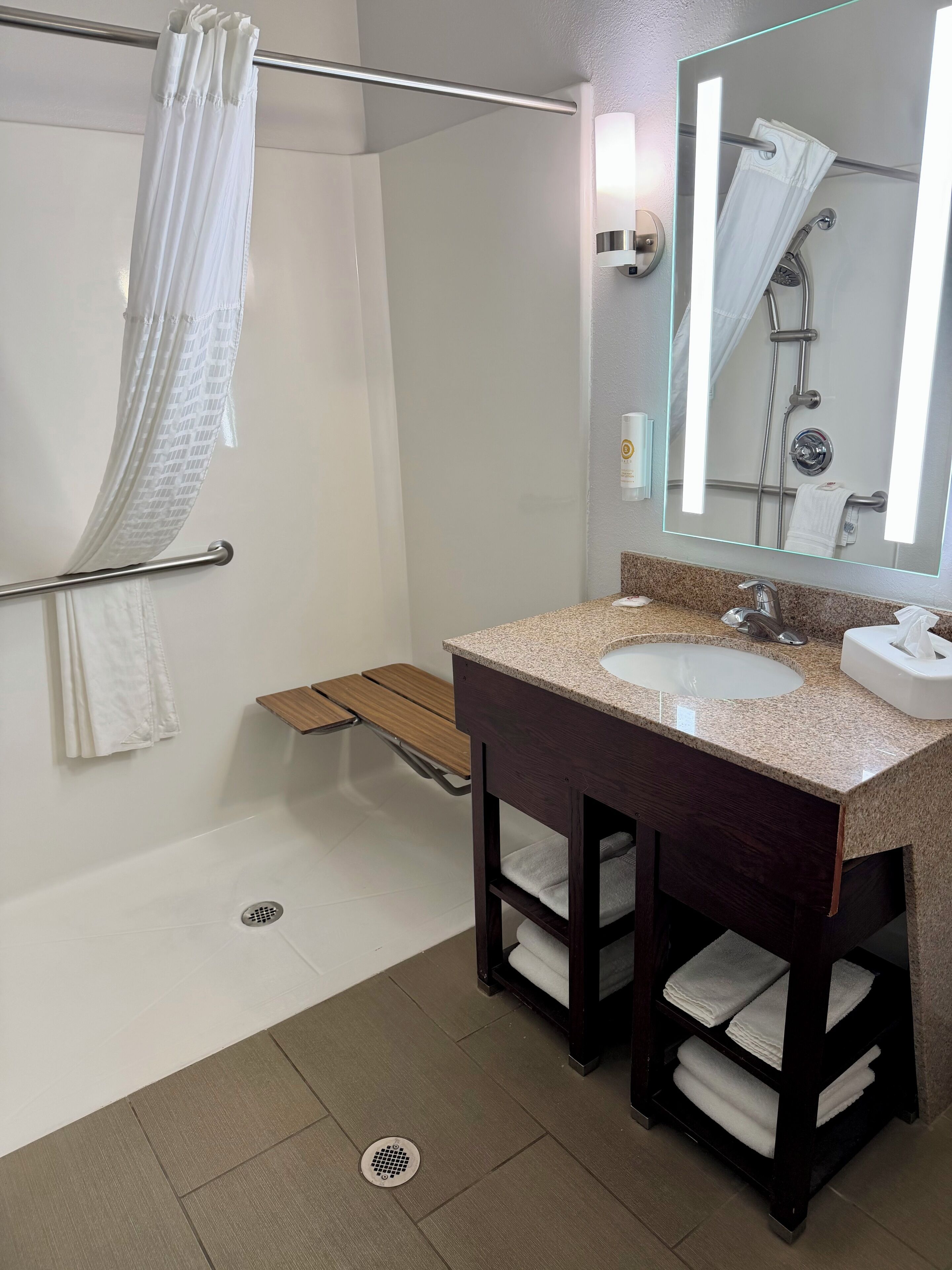 Vòi sen/bồn tắm kết hợp, đồ dùng nhà tắm miễn phí, máy sấy tóc 