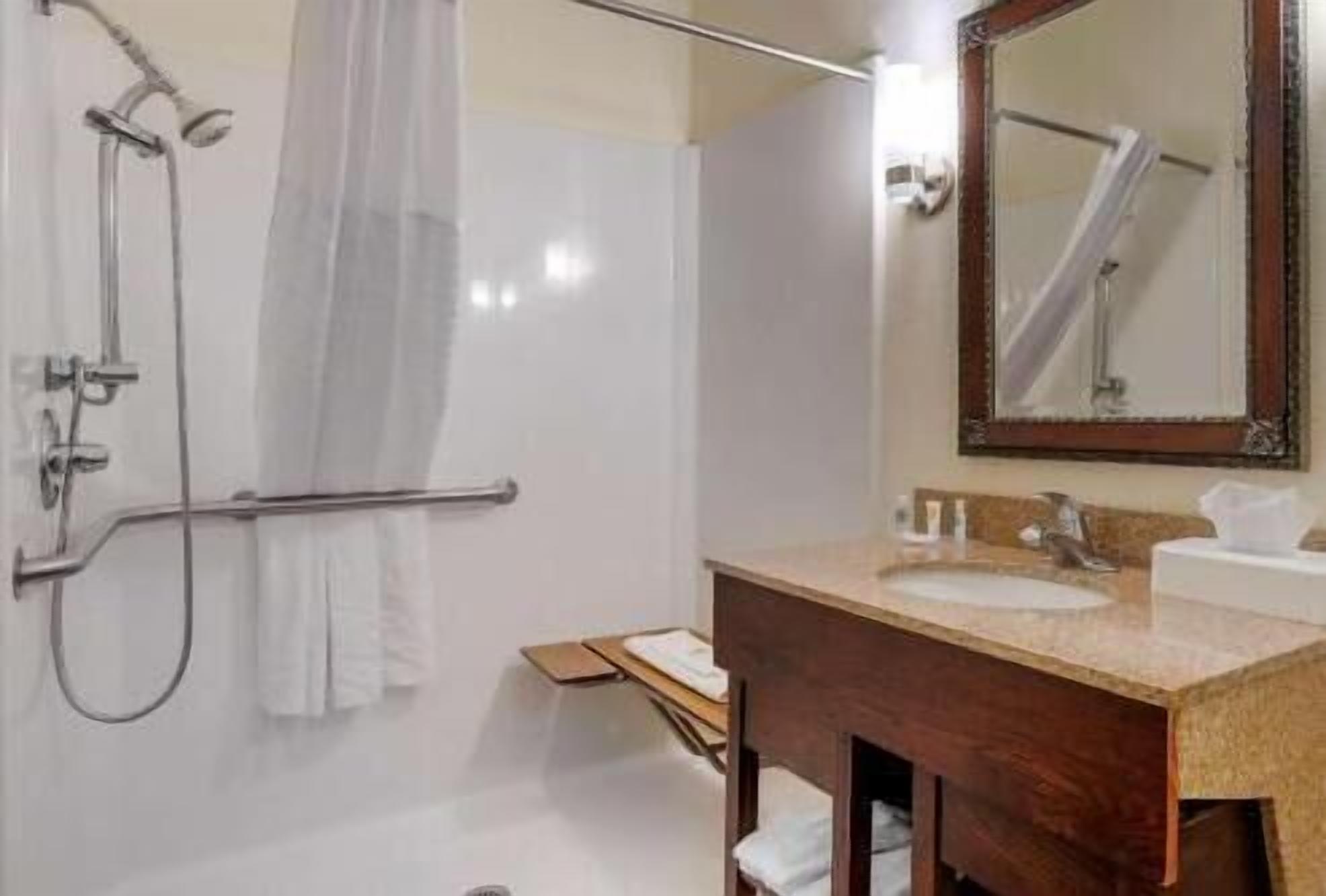 Baño | Tina con regadera, amenidades de baño gratuitas, secadora de cabello 