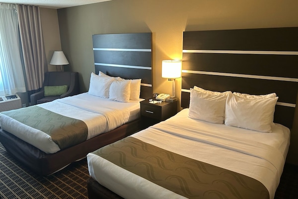 Escritorio, cortinas blackout y tabla de planchar con plancha